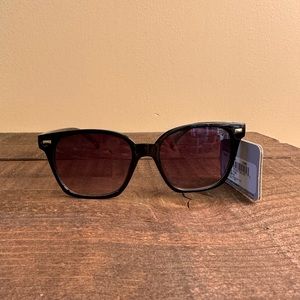 West Loop
Sunglasses 23 485 NWT